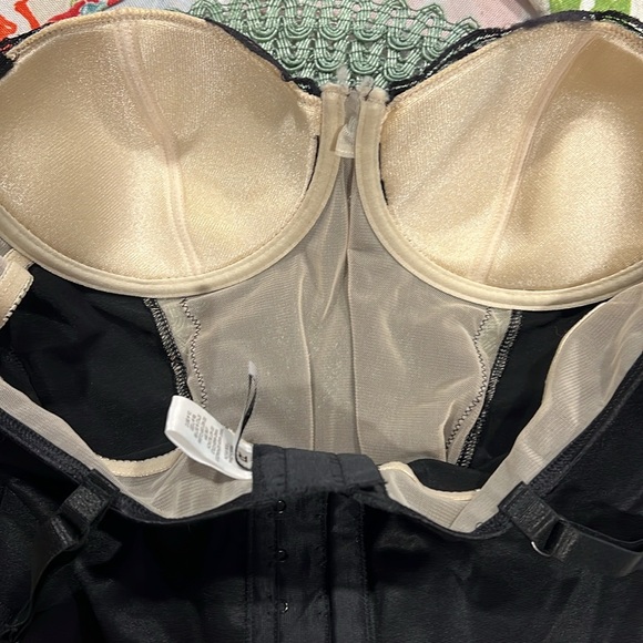 NWT black lace corset. Size 36B. Black satin ribbon, lace, blush undertone. - Picture 12 of 14